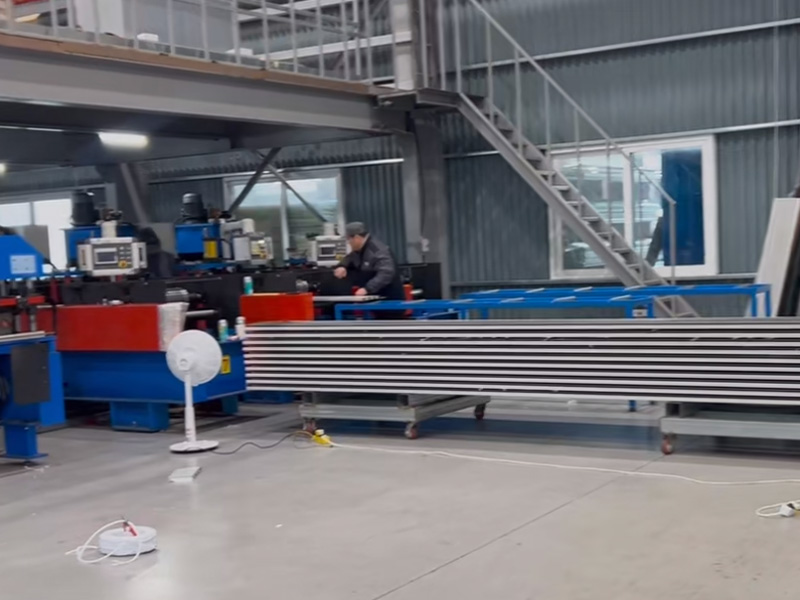 跳出 “內(nèi)卷” 漩渦！中拓冷彎聯(lián)合韓方研發(fā)光伏屋面板型，邁向綠色能源新時(shí)代